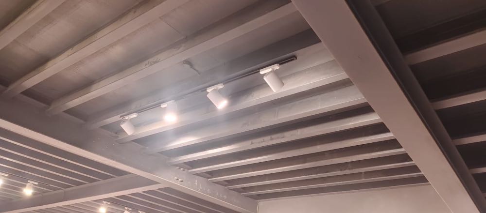 Dimmable showroom lights